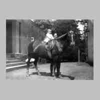 004-0039 Erster Pferdekontakt von Ernst-August zusammen mit seiner Mutter Ellen Meyer.JPG
